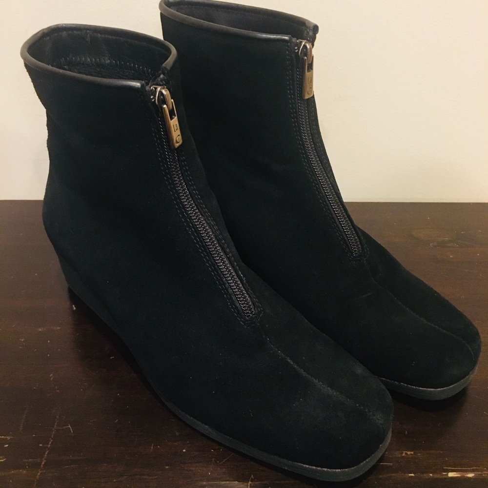 La Canadienne black suede booties